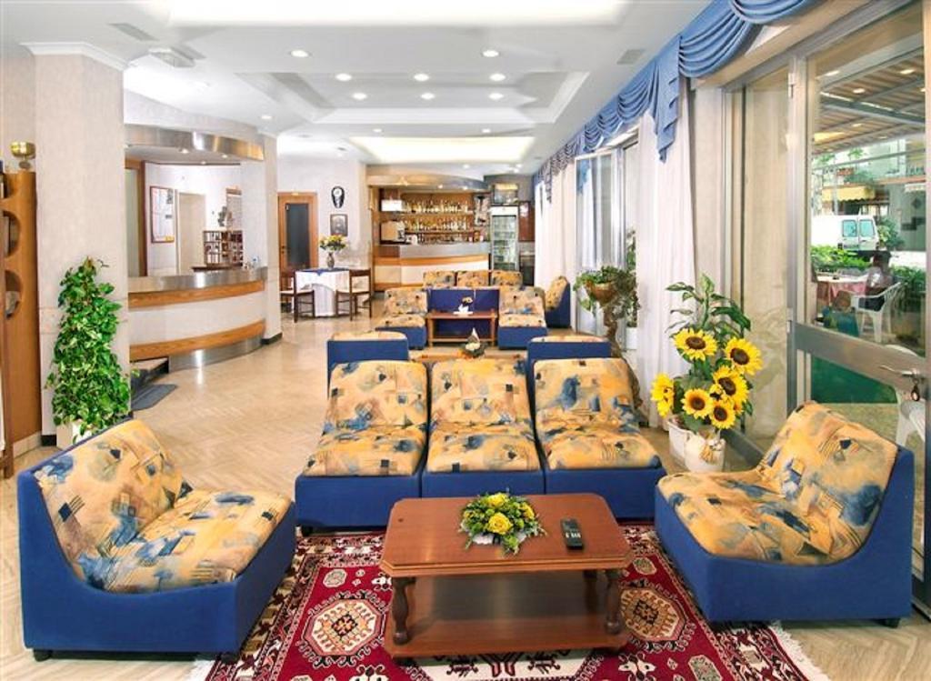 Hotel Arno Мисано Адриатико Екстериор снимка