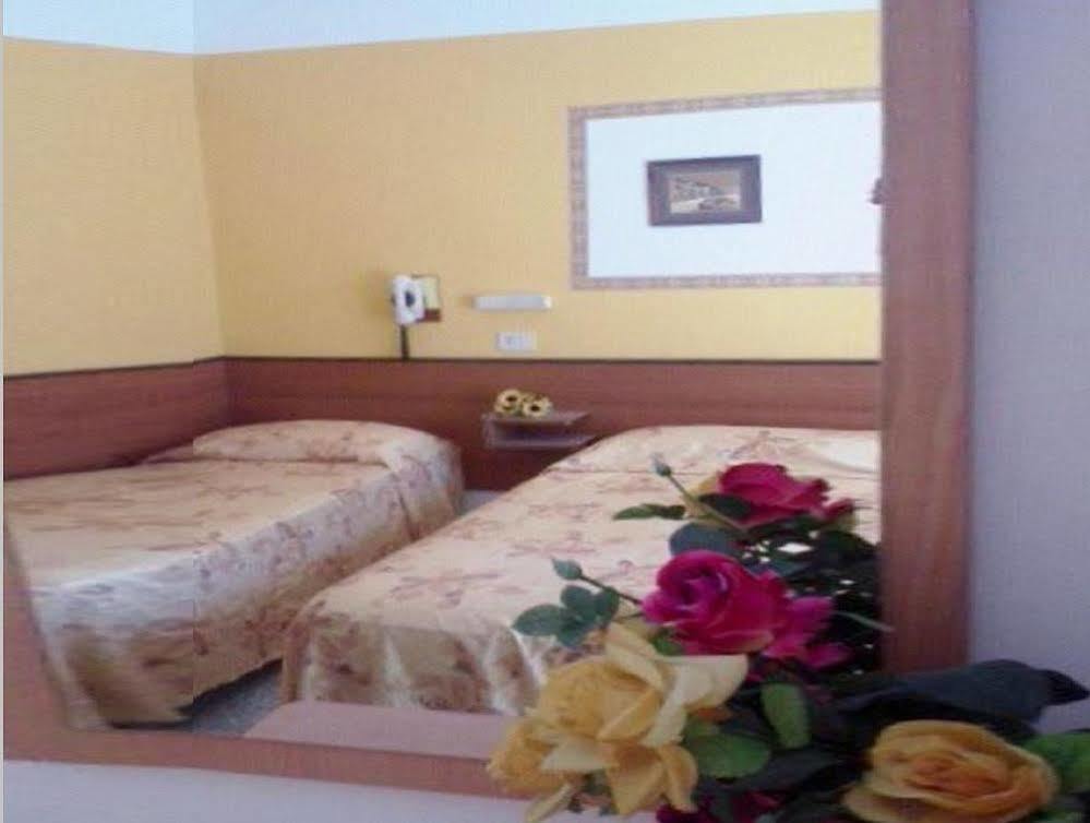 Hotel Arno Мисано Адриатико Екстериор снимка